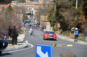 Le peloton quitte Suze-la-Rousse (467x)