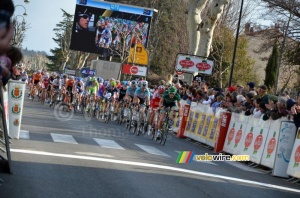 Premier passage du peloton sur la ligne d'arrivée (398x)