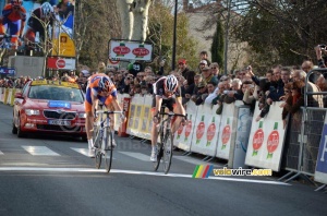 Luis Leon Sanchez bat Jens Voigt sur la ligne (463x)