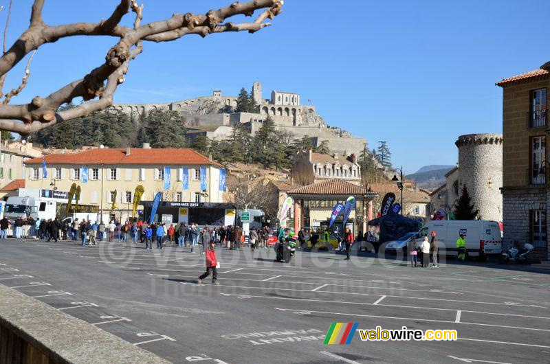 De start van Parijs-Nice voor de citadelle van Sisteron