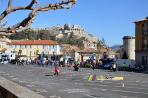 Le départ de Paris-Nice devant la citadelle de Sisteron (944x)
