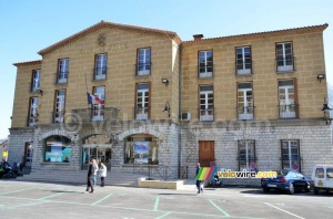 L'hôtel de ville de Sisteron avec l'affiche Paris-Nice (473x)