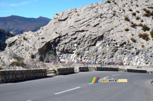 Le peloton sur le Col des Lèques (548x)