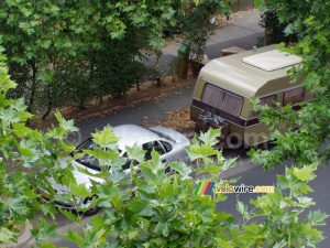 La voiture et la caravane de mes parents vues de mon appartement (639x)