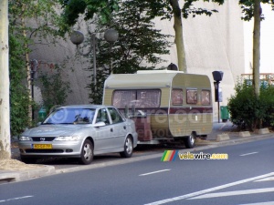 La voiture et la caravane en face de mon immeuble (340x)