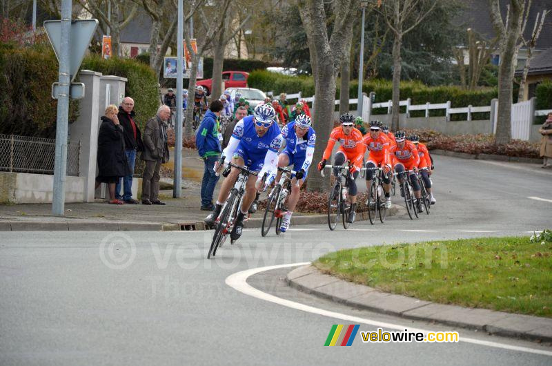 Het peloton onder aanvoering van FDJ BigMat en Roubaix-Lille Métropole