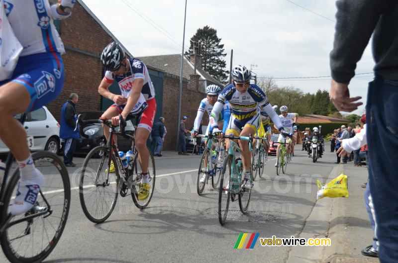 Bert-Jan Lindeman (Vacansoleil-DCM) geeft zijn voedingszakje aan een kind