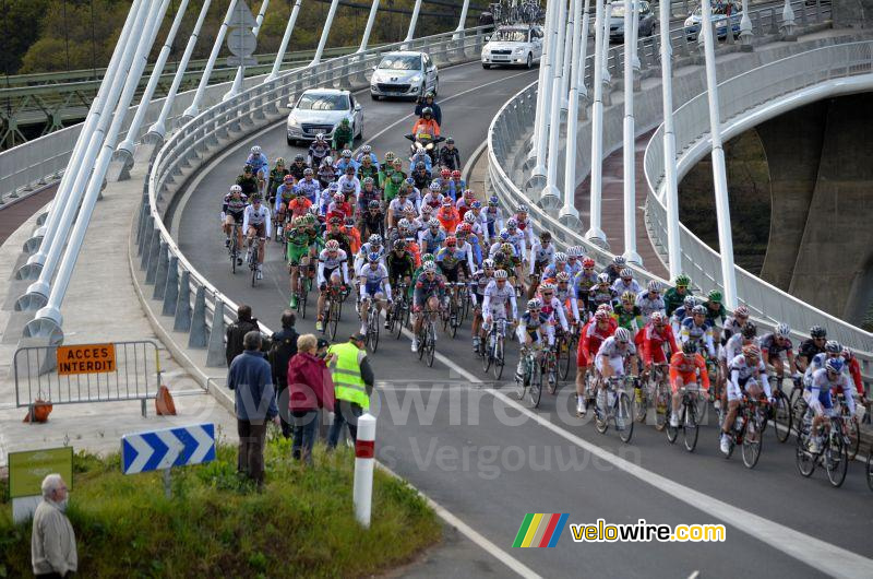 Het peloton op de Pont de Terenez