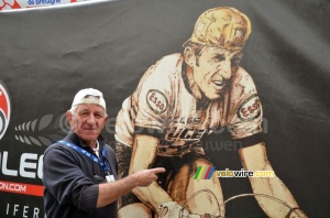 Jean-Pierre Danguillaume with his drawing from 1977 (1126x)