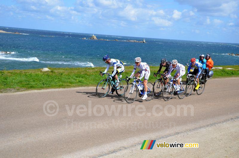 De kopgroep rijdt langs de kust