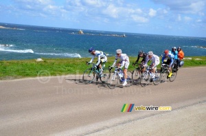 The leading group along the coastline (1257x)