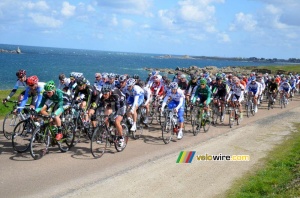 The peloton with Pierrick Fédrigo (FDJ-BigMat) along the coastline (932x)