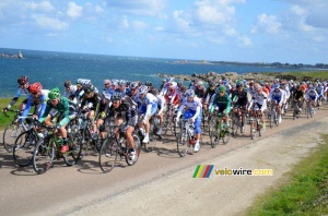 Le peloton avec Pierrick Fédrigo (FDJ-BigMat) longe la mer (779x)