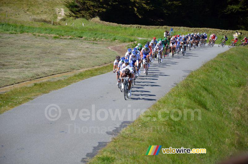 Het peloton in Ménéham