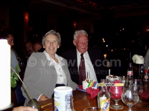 Mes grands-parents avec le gateau d'anniversaire (247x)