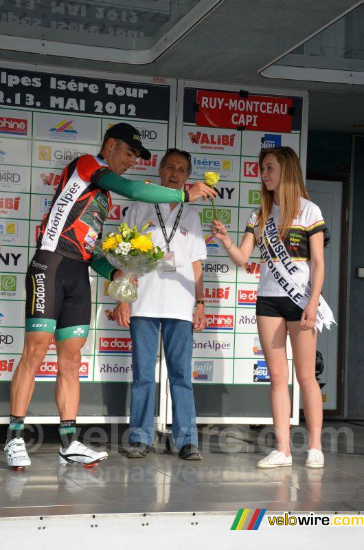 Jérôme Cousin (Team Europcar) geeft een bloem aan een miss