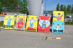 Paintings of riders at the start (464x)