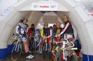 Les coureurs cherchent l'abri avant le départ (336x)