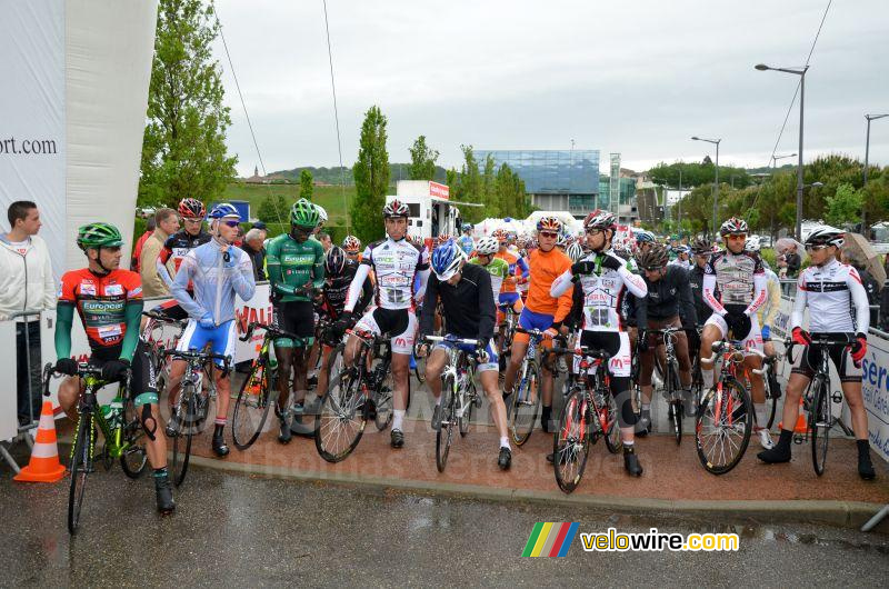 De renners kleden zich voor slecht weer