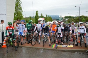 Les coureurs s'habillent avant le départ (397x)