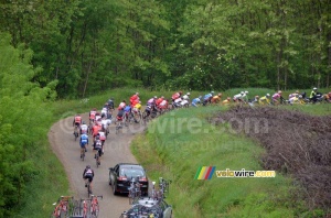 Le peloton sur la Côte de Moras-en-Valloire (2) (450x)