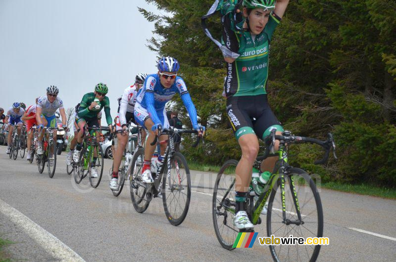 Angelo Tulik (Team Europcar) kleedt zich aan voor de afdaling
