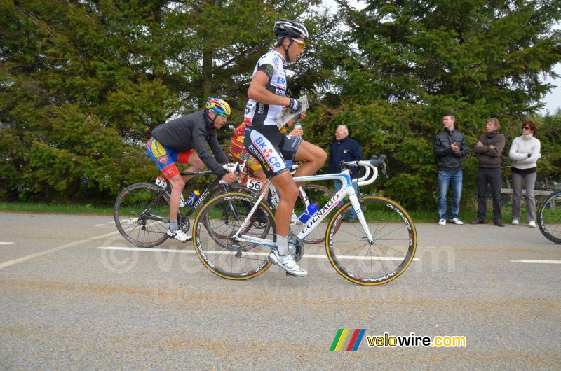 Wietse Bosmans (BKCP Powerplus) met een krant