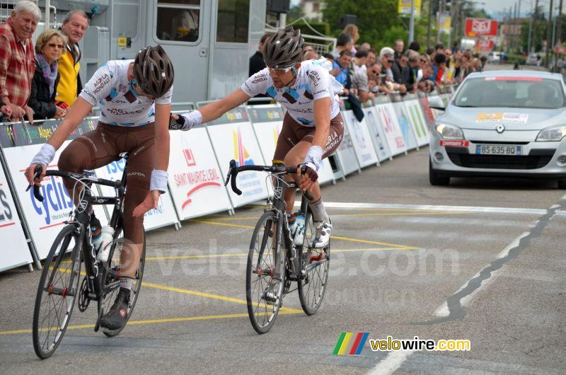 Gabriel Chavanne helpt Mathieu Teychenne (Chambéry CF)