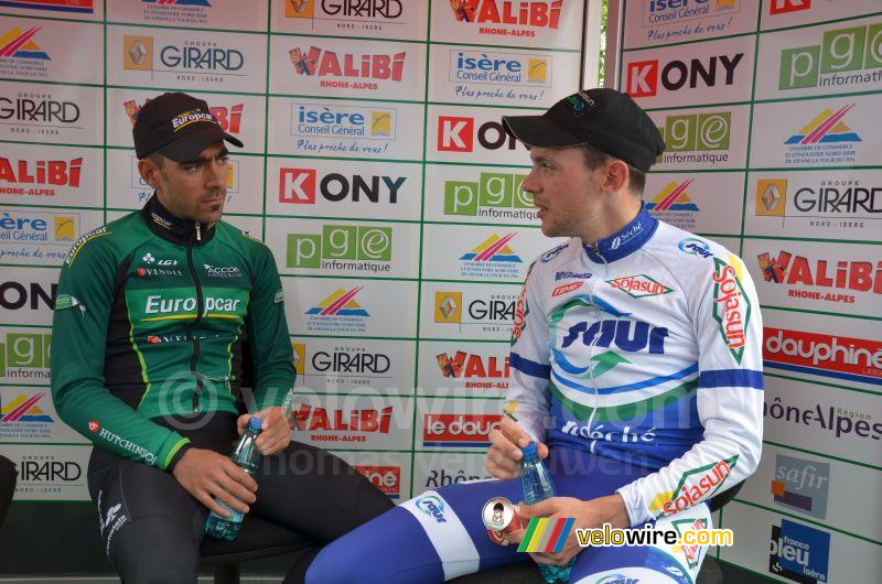 Jérôme Cousin en Paul Poux spreken de etappe nog eens door