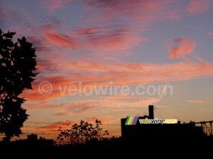 Le ciel devant chez moi juste avant 8 heures du matin (397x)