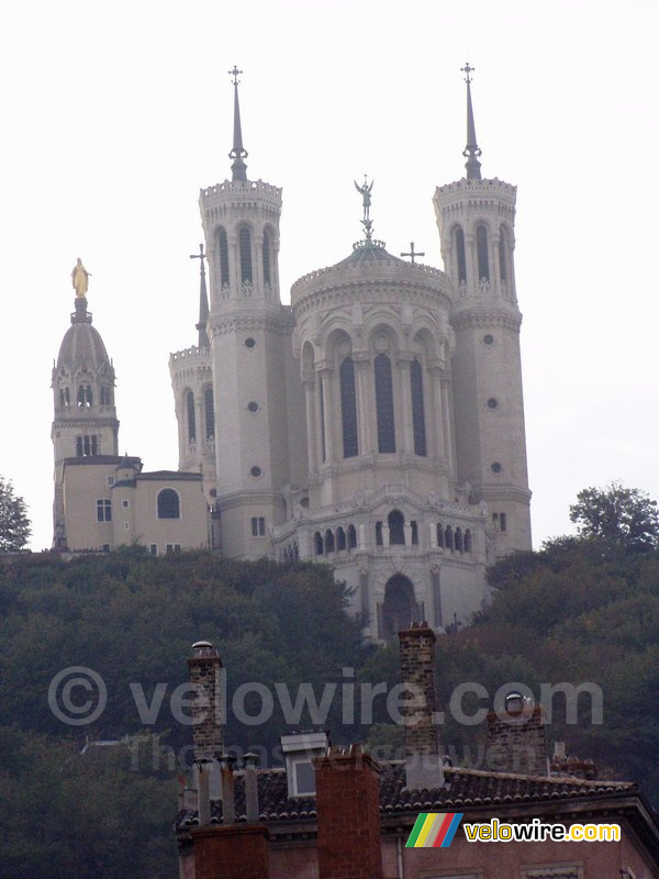 De basiliek Fourvière gezien beneden vanaf het oude Lyon