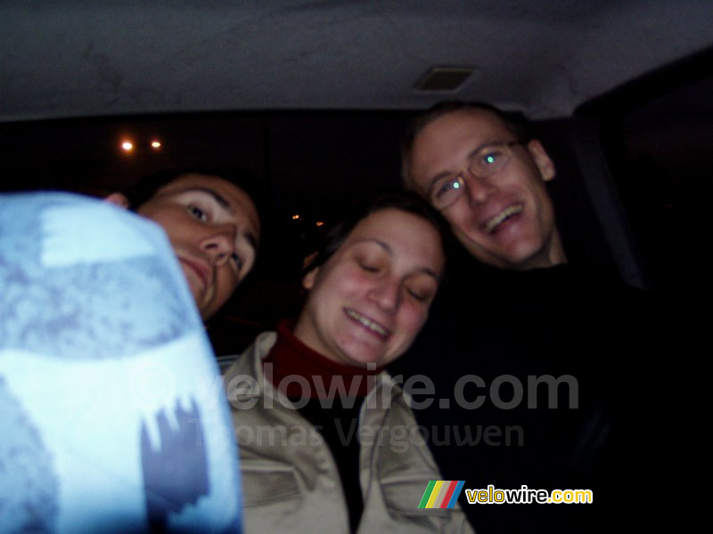 Bernard, Marie-Laure en Florent in de auto van Hervé
