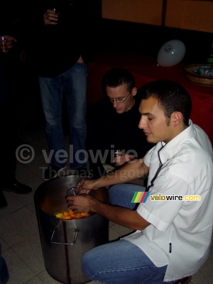 Florent and Cédric prepare the drinks ... (390x)