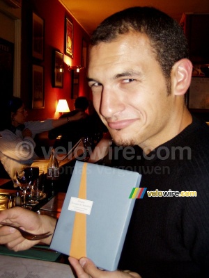 Cédric discovers his presents (382x)