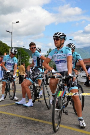 The Omega Pharma-QuickStep team waiting for its turn (838x)