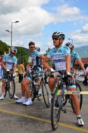 The Omega Pharma-QuickStep team waiting for its turn (670x)