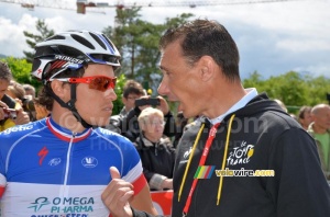 Sylvain Chavanel discussing his race strategy with Gilles Maignan (890x)