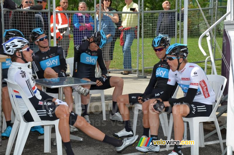De Team Sky renners wachten op hun beurt
