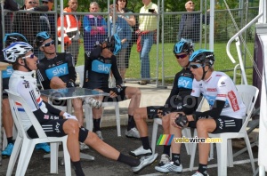 Team Sky waiting for its turn (641x)