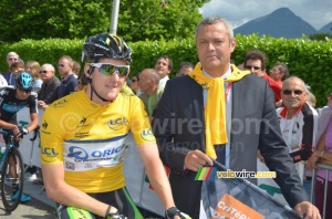 Luke Durbridge (Orica-GreenEDGE) with the mayor of Seyssins (524x)