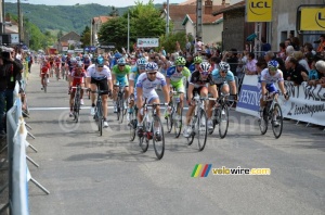 Nacer Bouhanni (FDJ) wins the sprint of the peloton (344x)