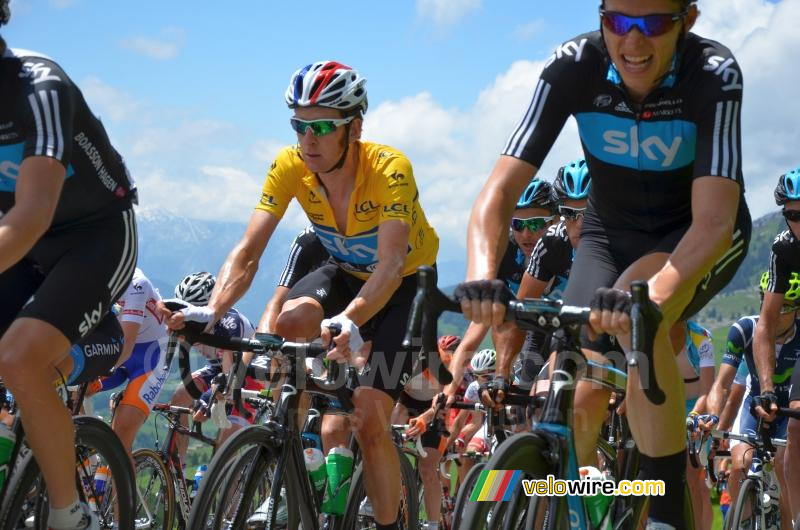 Bradley Wiggins tussen zijn ploegmaten