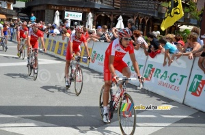 The Cofidis riders at the finish (563x)