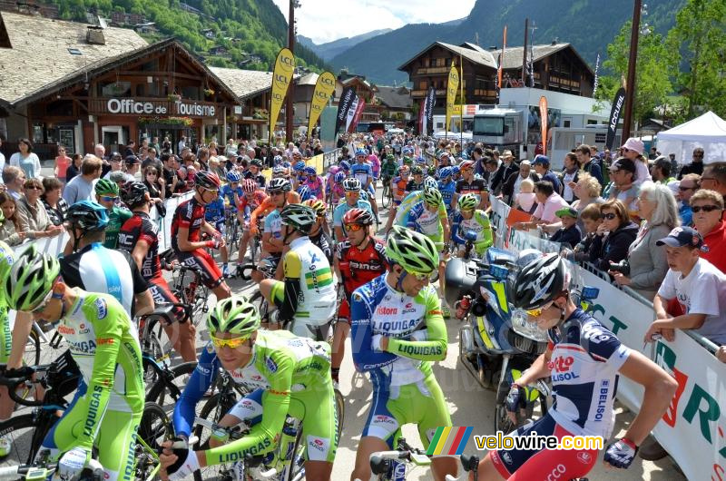Het peloton aan de start in Morzine