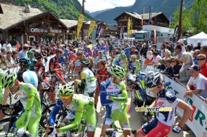 The peloton at the start in Morzine (420x)