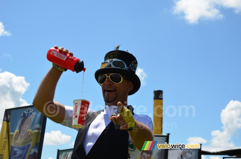 De animateur met de Vittel truc