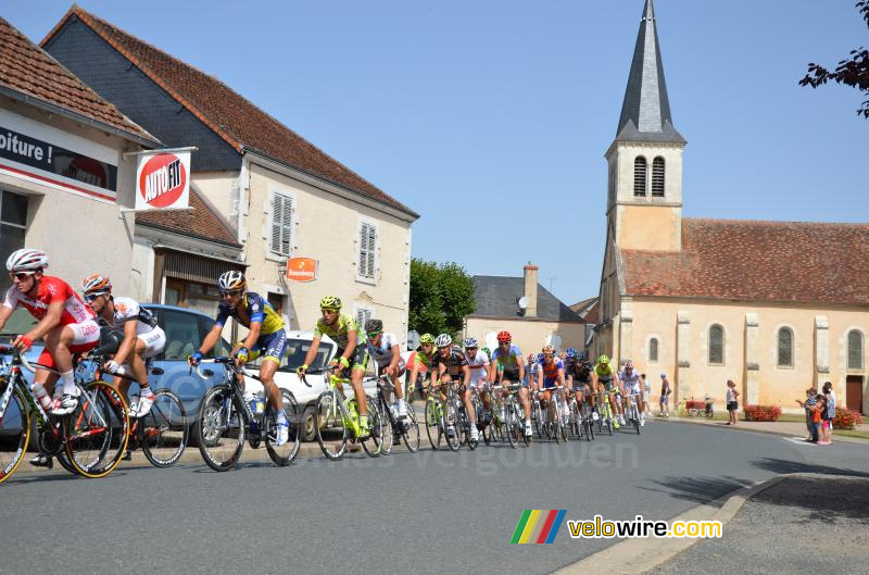 Het peloton in Mers-sur-Indre (2)