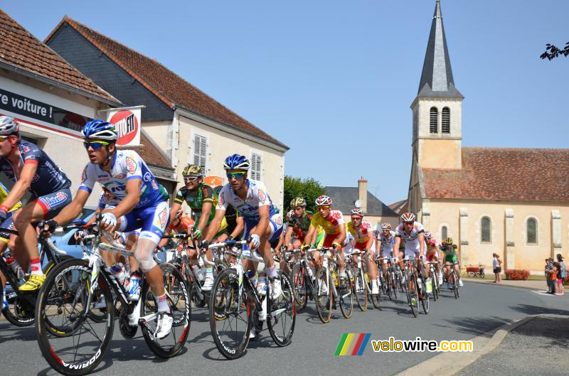 Het peloton in Mers-sur-Indre (3)