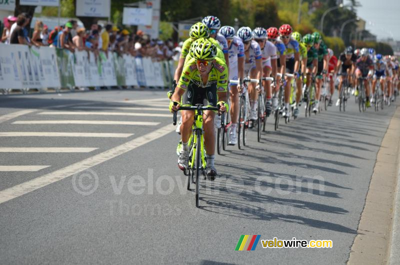 Het peloton op 3 ronden van de finish