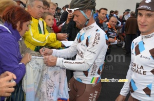 Jimmy Casper (AG2R La Mondiale) signs a jersey (703x)